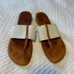White sandals size 10 stretchy band